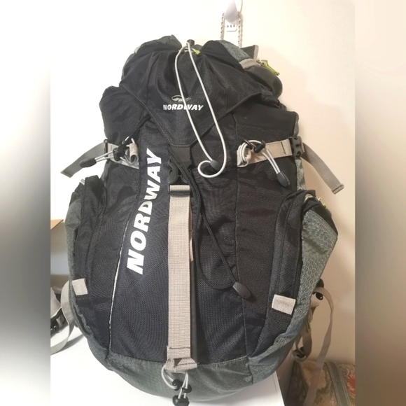 NORDWAY HIKING BACKPACK WITH RAIN TRAVEL COVER - Picture 1 of 6